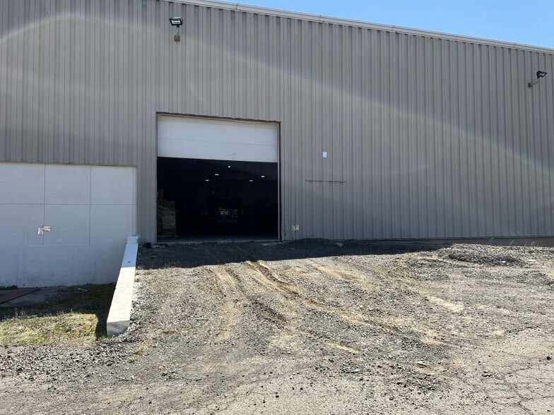 More Photos Of 14 Beaver Rd, Branford Distribution For Lease