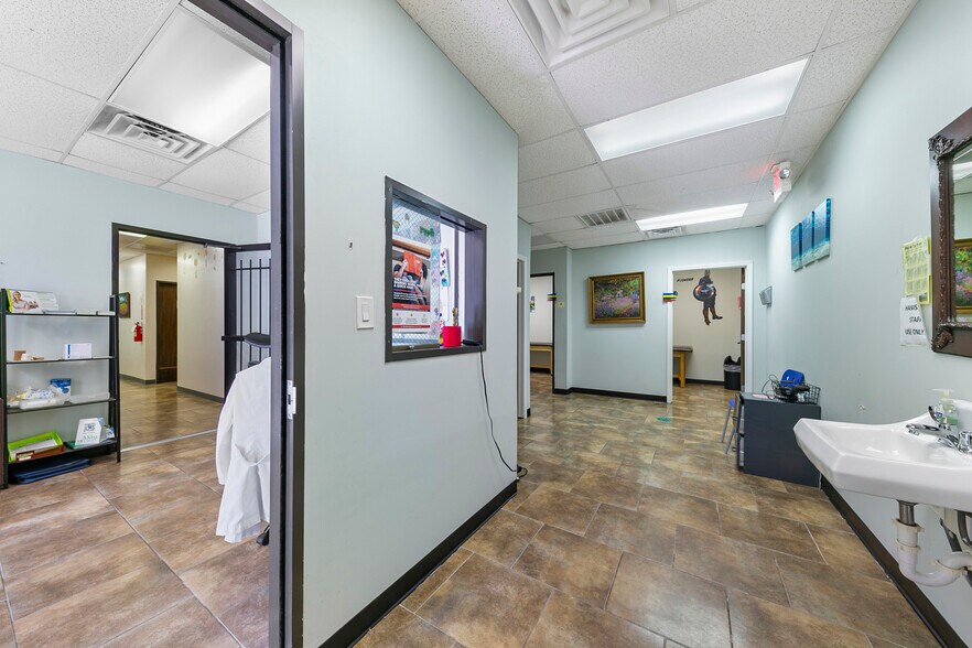 More Photos Of 9809 Rowlett St, Houston Showroom For Sale