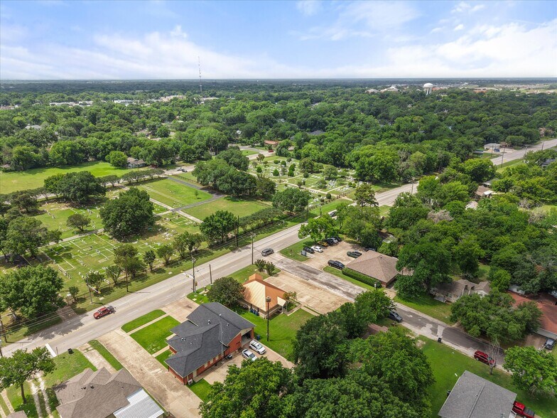 More Photos Of 2220 W 2nd Ave, Corsicana Office For Sale