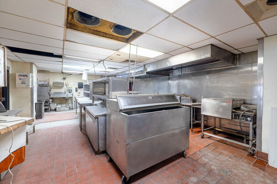 More Photos Of 117 N Mosley St, Wichita Bar For Sale