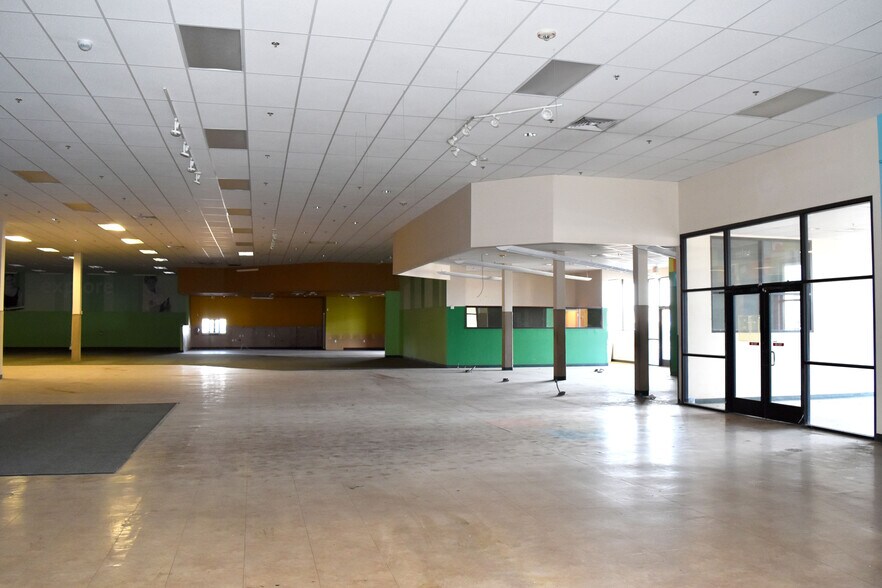 More Photos Of 3249 50th St, Lubbock Supermarket For Lease