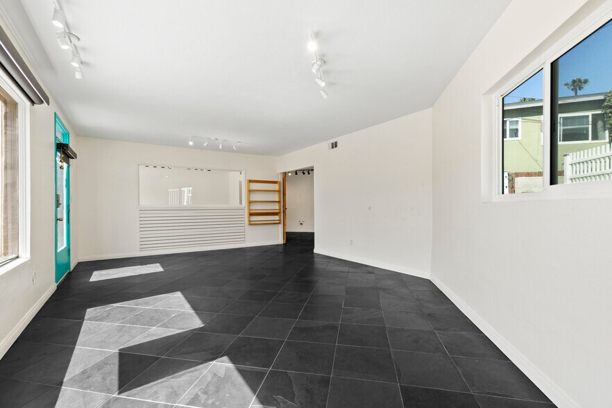 More Photos Of 6780-6786 La Jolla Blvd, La Jolla Storefront Retail Residential For Sale