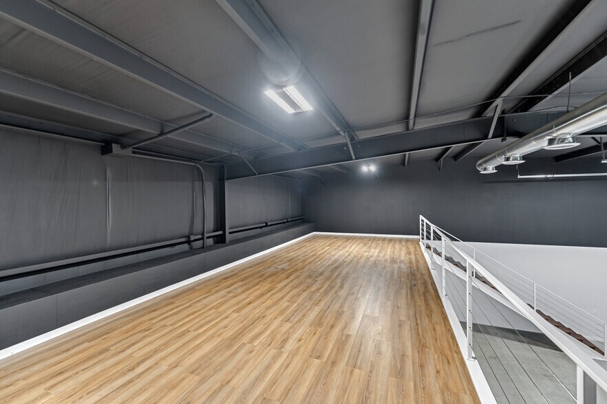 More Photos Of 13021 Harmon Rd, Fort Worth Flex For Lease
