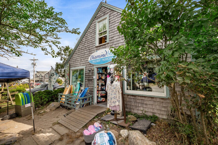 More Photos Of 442 Dodge St, New Shoreham Freestanding For Sale