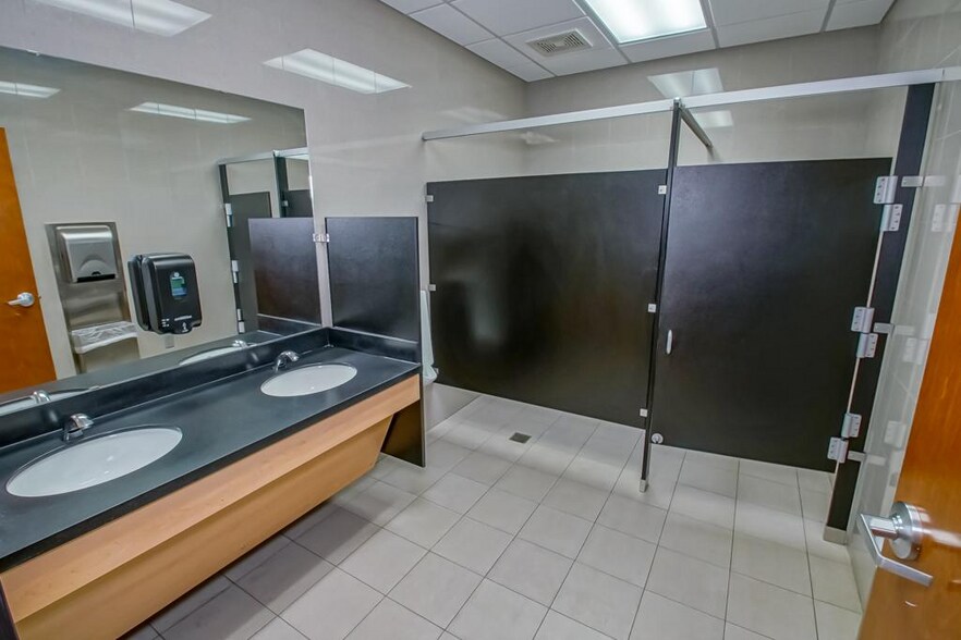 More Photos Of 805 Robin St/ 406 Airline Hwy, La Place Office For Sale