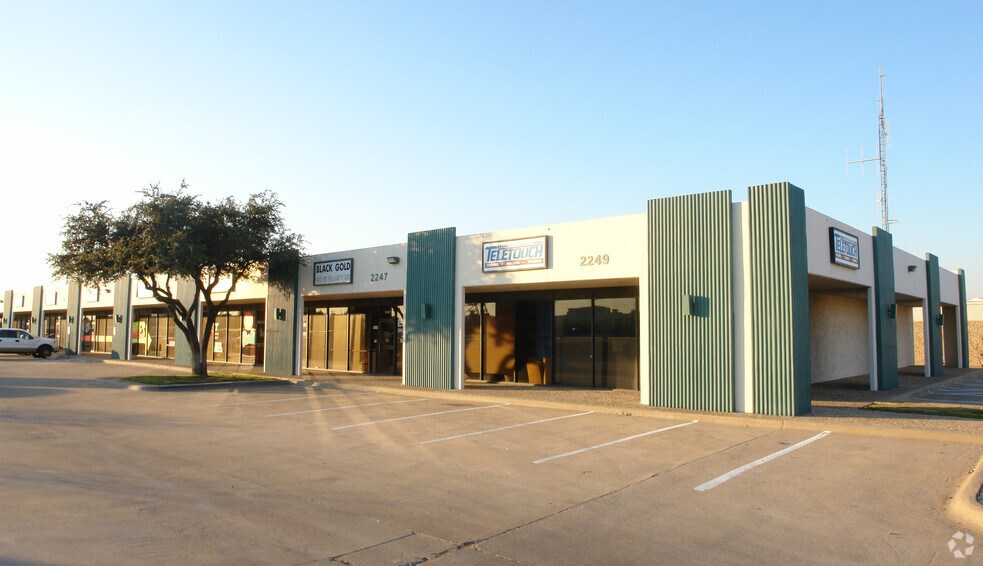 More Photos Of 2211-2229 E Division St, Arlington Unknown For Lease