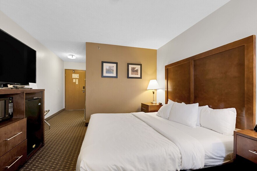 More Photos Of 5558 Lee Hwy, Atkins Hotel For Sale