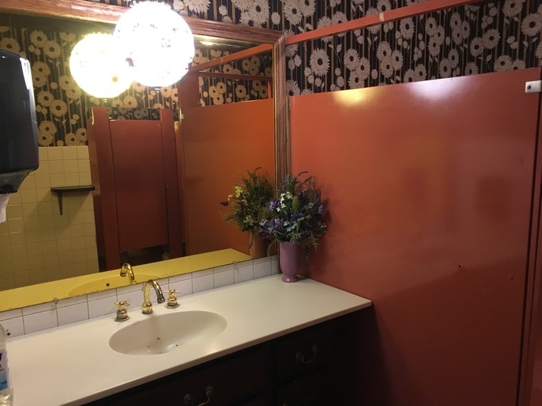 More Photos Of 304-308 N Burdick St, Kalamazoo Bar For Sale