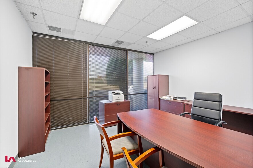 More Photos Of 5020-5072 Clark Howell Hwy, College Park Showroom For Lease