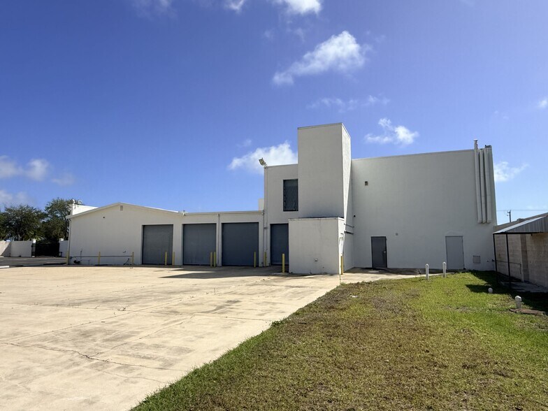 More Photos Of 1195 S Congress Ave, West Palm Beach Showroom For Lease