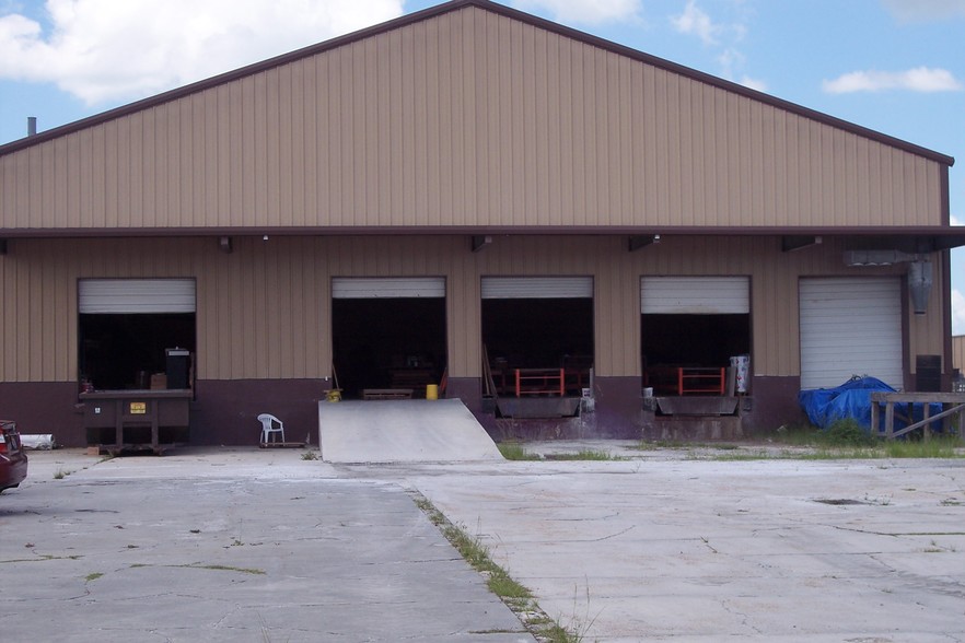 Primary Photo Of 181-185 Sabre Dr, Sebring Warehouse For Lease