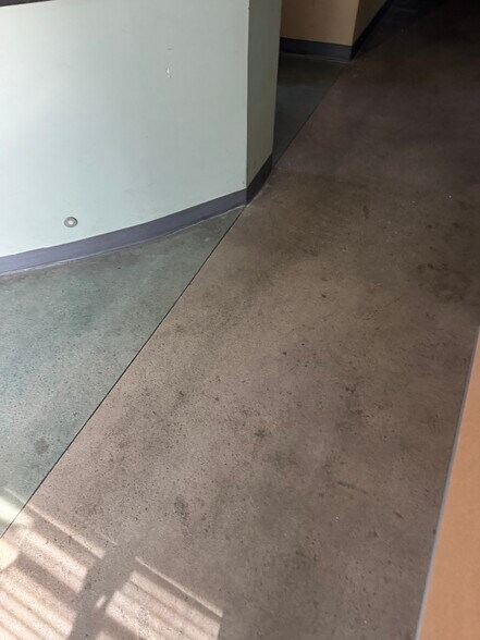 More Photos Of 5104 Forsyth Commerce Rd, Orlando Showroom For Lease