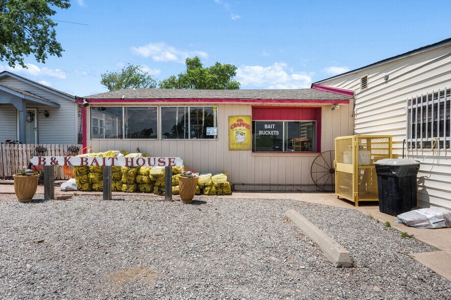 More Photos Of 10277 N 2130 Rd, Foss Convenience Store For Sale