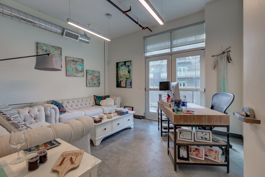 More Photos Of 5815-5825 W Sunset Blvd, Hollywood Office For Lease