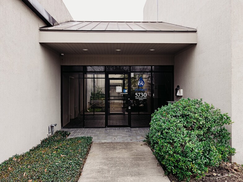 More Photos Of 5730 Centralcrest, Houston Warehouse For Lease