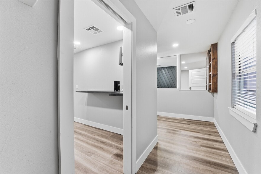 More Photos Of 2106 Antoine Dr, Houston Freestanding For Sale