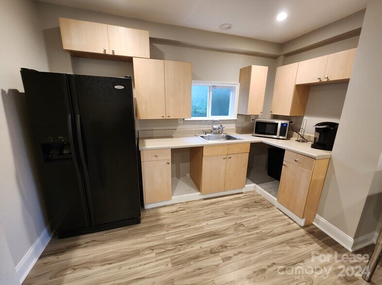 More Photos Of 1508 Remount Rd, Charlotte Showroom For Lease