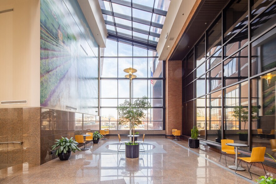 More Photos Of 8235 Forsyth Blvd, Clayton Office For Lease