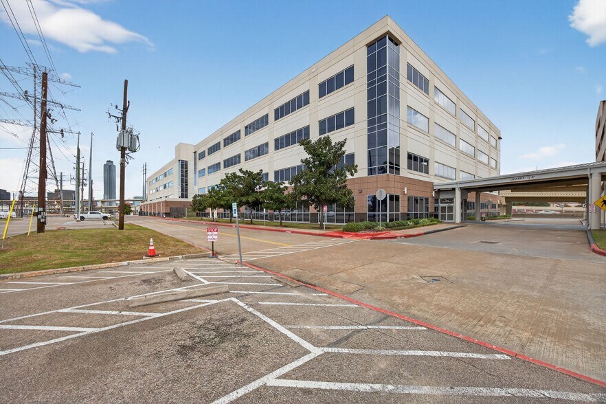 More Photos Of 5420 West Loop S, Bellaire Medical For Lease