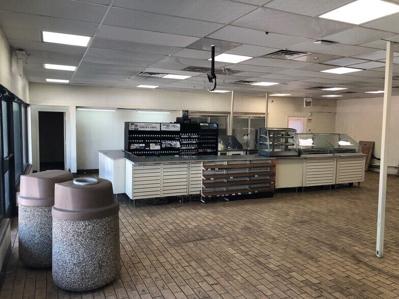 More Photos Of 1 N Wolf Rd, Prospect Heights Convenience Store For Lease
