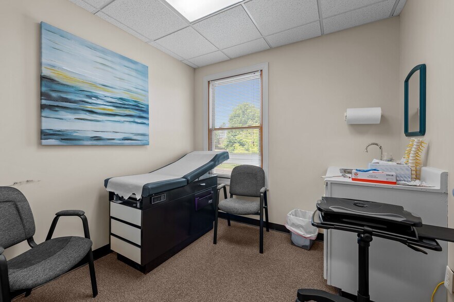 More Photos Of 2961 Crouse Ln, Burlington Medical For Lease