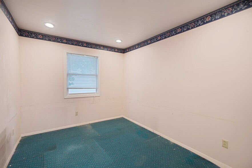More Photos Of 147 N Ocean Ave, Patchogue Office For Sale