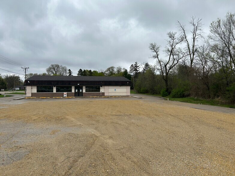 More Photos Of 424 W Main St, Cambridge Service Station For Sale