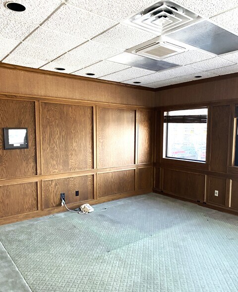 More Photos Of 115 Adams St, Muncie Office For Sale