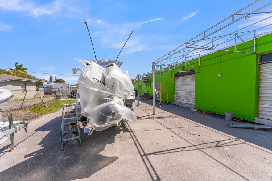 More Photos Of 4611 SW 44th Ave, Dania Warehouse For Lease