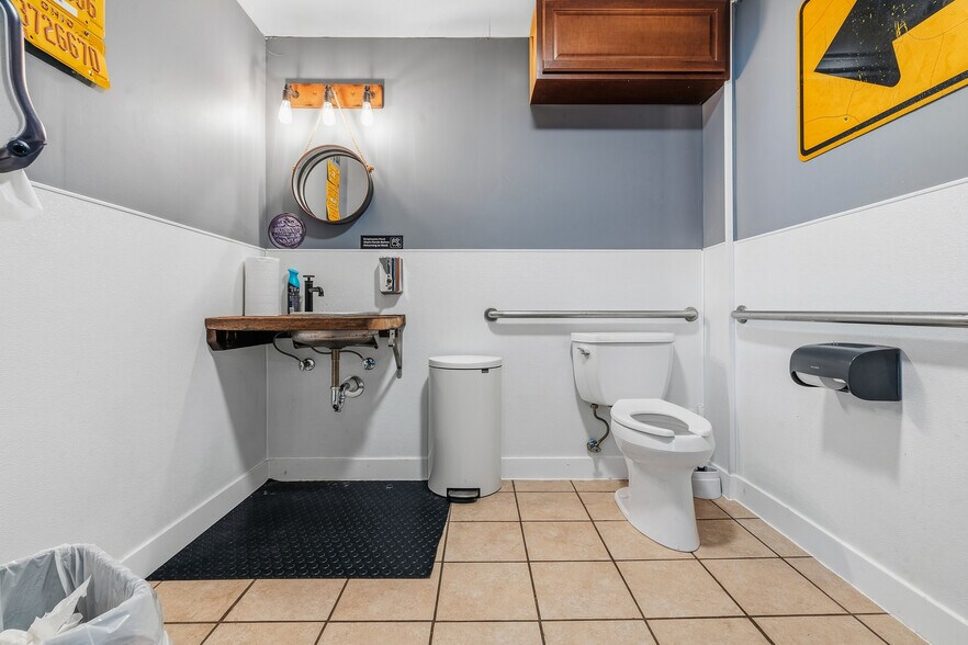 More Photos Of 21 W Canal St, Navarre Restaurant For Sale