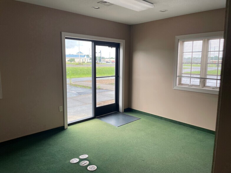 More Photos Of 184 Stone Container Dr, Clarksville Bank For Lease