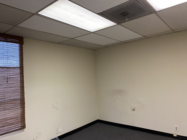 More Photos Of 1625 E 17th St, Santa Ana Office For Lease