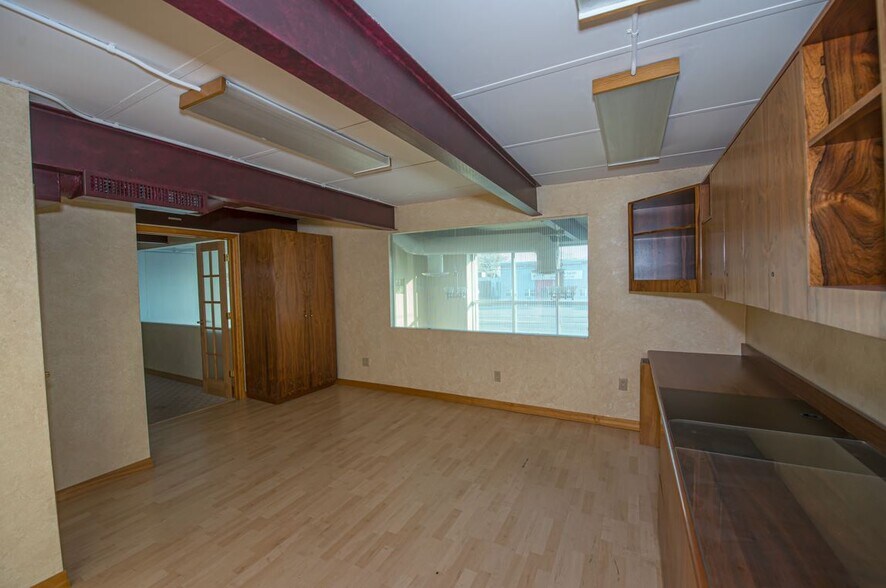 More Photos Of 77 Gazza Blvd, Farmingdale Showroom For Sale