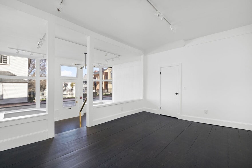 More Photos Of 138 Spring St, Newport Storefront Retail Office For Sale