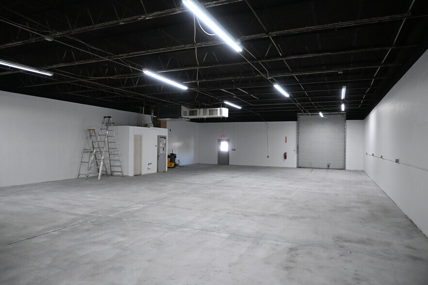 More Photos Of 14401 60th St N, Clearwater Warehouse For Lease