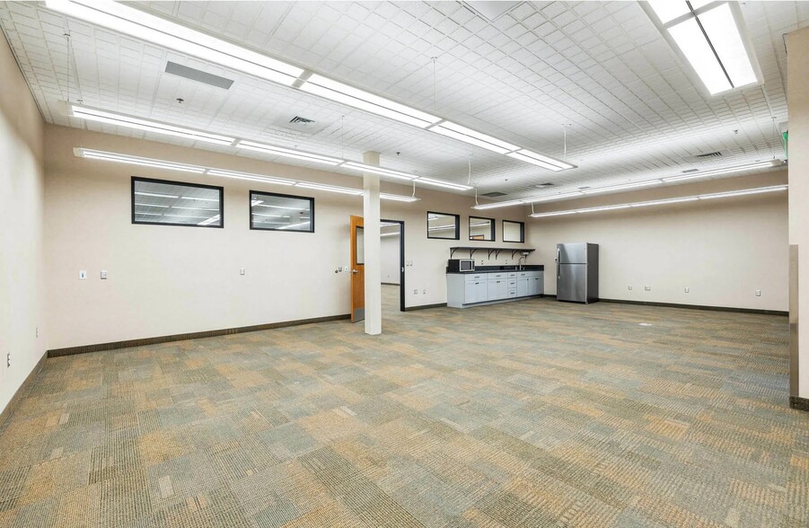 More Photos Of 704 E United Heritage Ct, Meridian Office For Sale