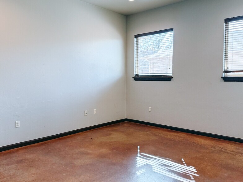 More Photos Of 600 W 18th St, Edmond Flex For Lease