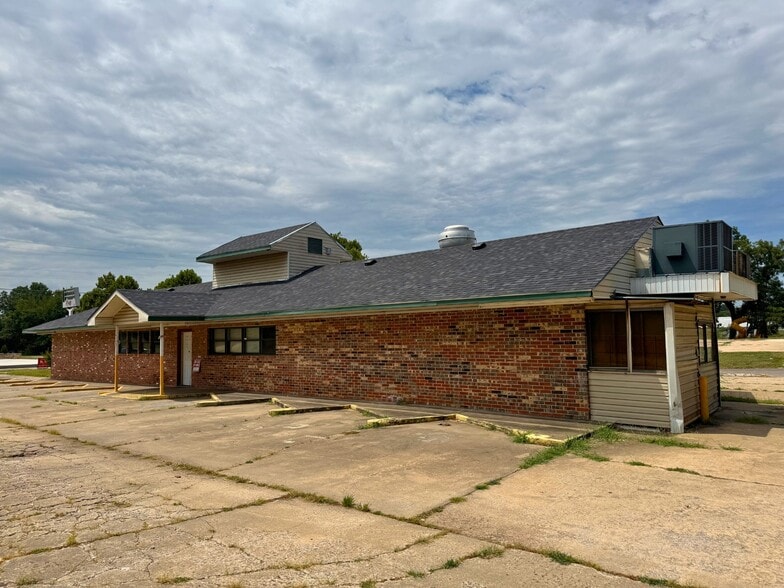 More Photos Of 520 W Broadway, Seminole Flex For Sale
