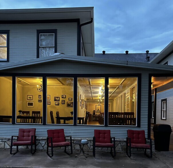 More Photos Of 205 SW Barnard St, Glen Rose Hotel For Sale