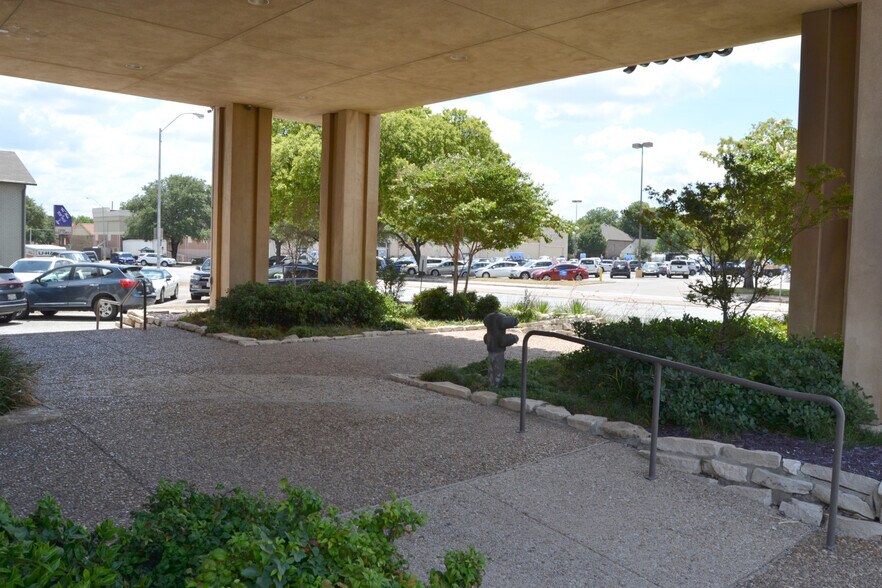 More Photos Of 3113 S University Dr, Fort Worth Office For Sale