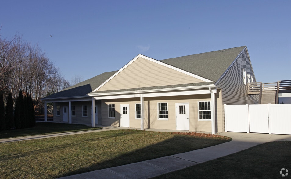 More Photos Of 1116 Main Rd, Riverhead Unknown For Lease