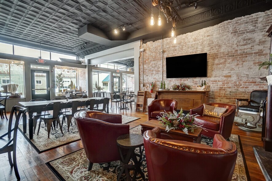 More Photos Of 105 E Liberty St, Arlington Restaurant For Sale