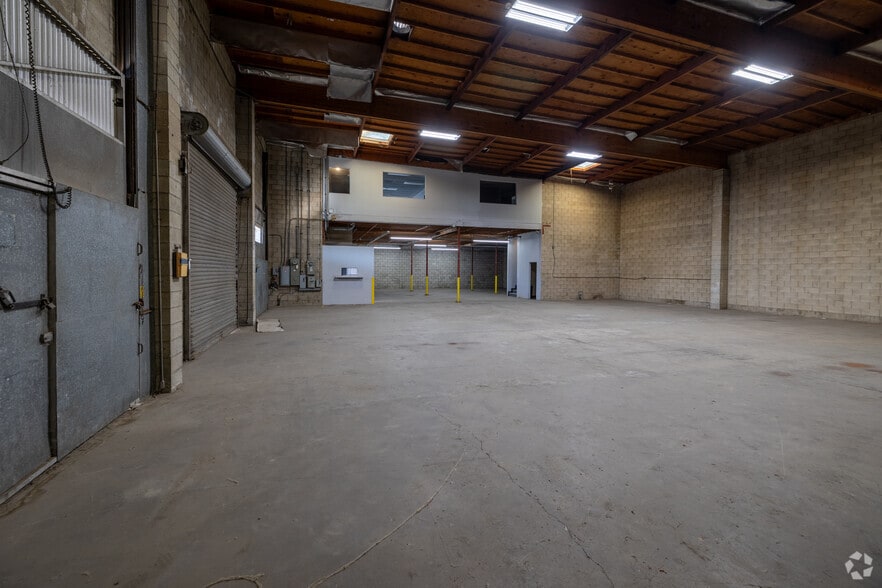 More Photos Of 314 N Wilmington Blvd & 915 W C St, Wilmington Showroom For Lease