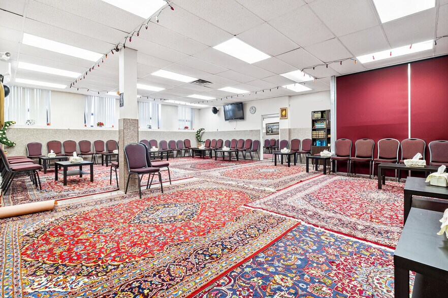 More Photos Of 8270 Av Mountain Sights, Montréal Office For Sale