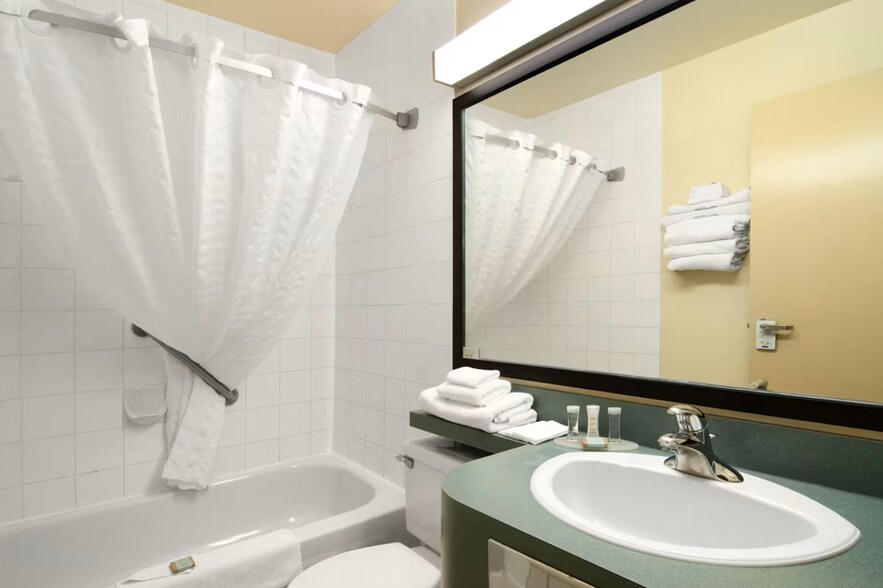 More Photos Of 101 Grove Pl, Drumheller Hotel For Sale