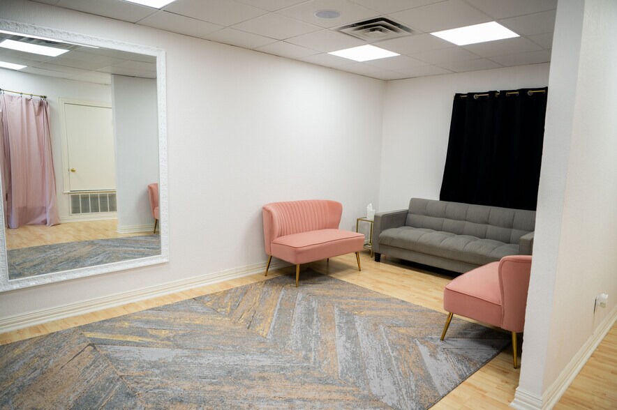 More Photos Of 6717 Calmont Ave, Fort Worth General Retail For Lease