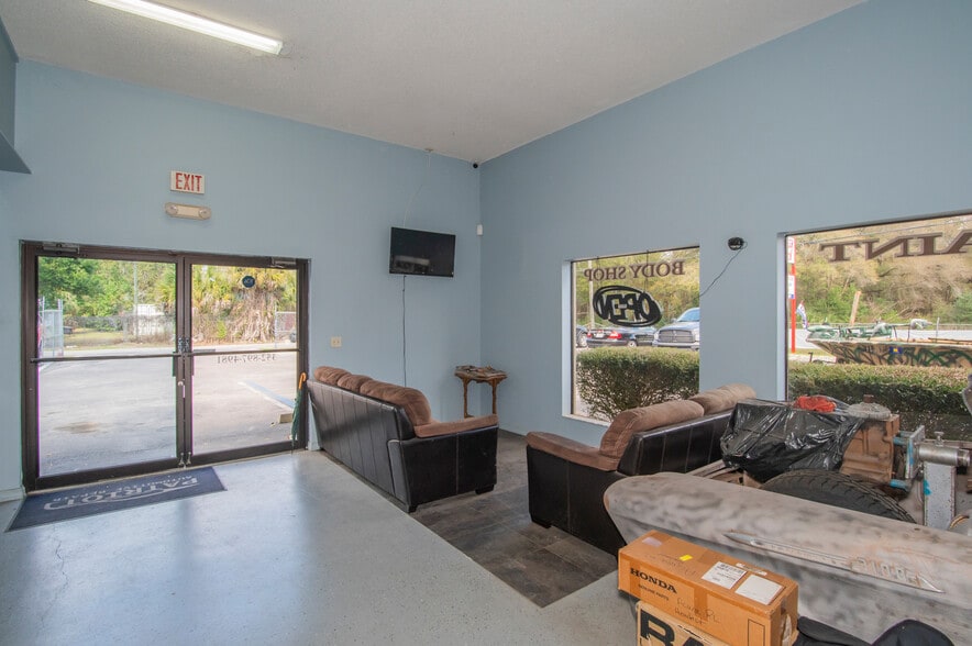 More Photos Of 982 E Hartshorn Ln, Holder Auto Repair For Sale