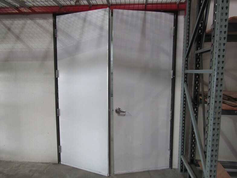 More Photos Of 209 E Brooks Ave, North Las Vegas Distribution For Lease