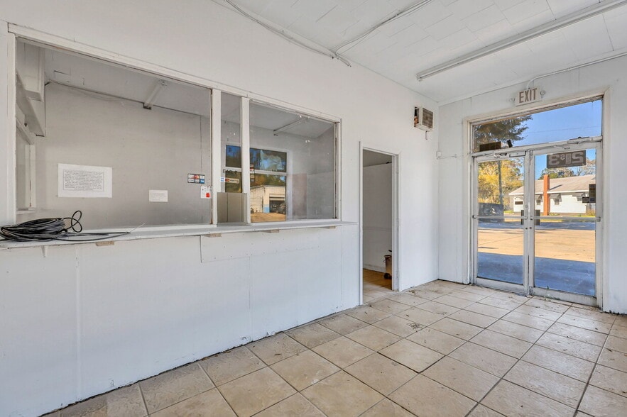 More Photos Of 2203 Skidaway Rd, Savannah Freestanding For Sale