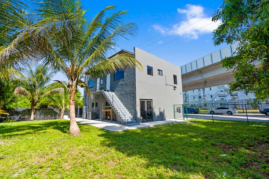 More Photos Of 216 NW 11th St, Miami General Retail For Lease